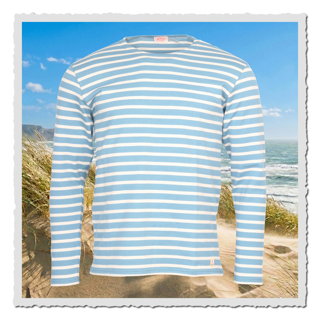 Armor Lux Matrosen-Shirt blue nature vor Dünen und Meer, hellblau-weisse Streifen, gerade Passform, lässiges Longsleeve im klassischen Sailor-Stil.